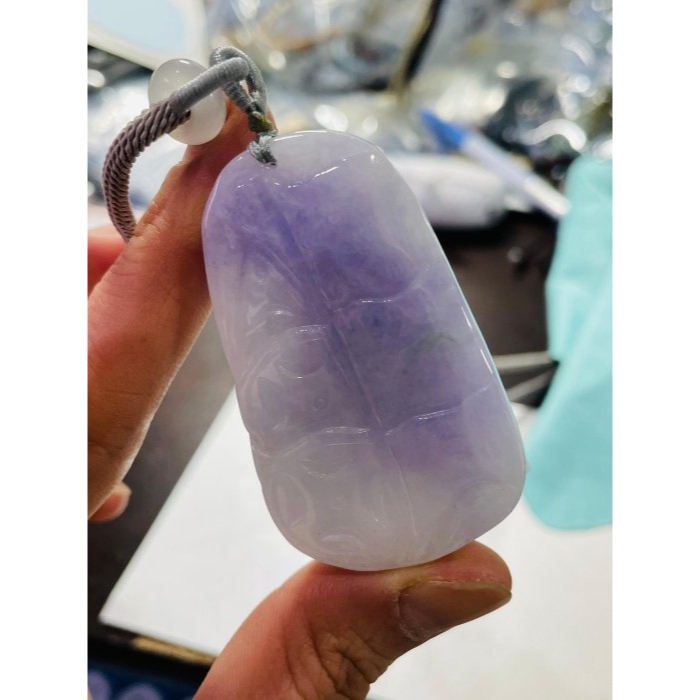 圈粉撿漏~天然A貨翡翠 冰潤亮紫俏綠花手工雕猴彩頭翡翠玉墜 厚庄透光過底茄紫 色艷色不失 幾抹小花點翠-細節圖10