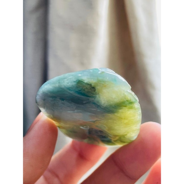 天然A貨緬甸玉 老坑黃加綠手工雕財氣沖天翡翠山水牌 冰膠底妝 茶黃巧發財樹 藍綠俏如意靈芝 油潤透光-細節圖5