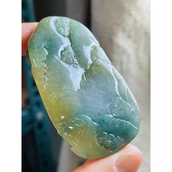 天然A貨緬甸玉 老坑黃加綠手工雕財氣沖天翡翠山水牌 冰膠底妝 茶黃巧發財樹 藍綠俏如意靈芝 油潤透光-細節圖6