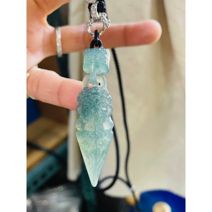 天然A貨翡翠 高冰危綠手工精雕降魔杵翡翠玉墜 高清晶透起光感 獨一無二鎖頭連環扣 護身法器-細節圖4