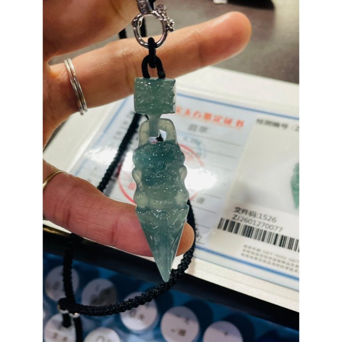 天然A貨翡翠 高冰危綠手工精雕降魔杵翡翠玉墜 高清晶透起光感 獨一無二鎖頭連環扣 護身法器-細節圖9