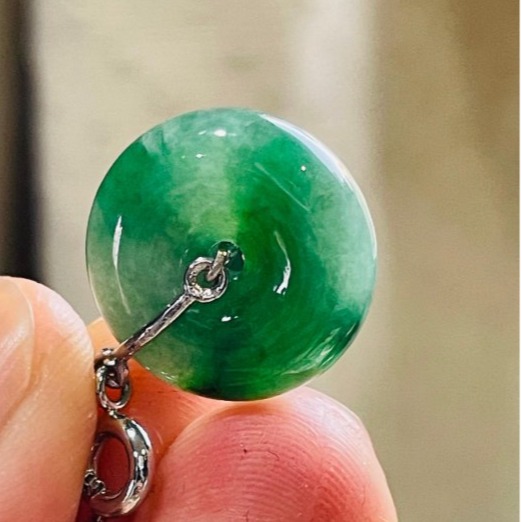 天然A貨緬甸玉 冰膠老坑綠甜甜圈翡翠平安扣 辣綠小胖扣 整顆冰起膠底 滿綠帶幾抹深綠花-細節圖7