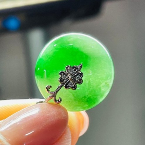 天然A貨緬甸玉 冰膠老坑綠甜甜圈翡翠平安扣 辣綠小胖扣 整顆冰起膠底 滿綠帶幾抹深綠花-細節圖10