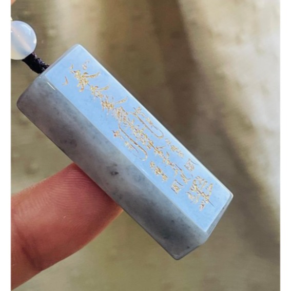 天然A貨緬甸玉 老坑烏雞描金雕工五路財神符翡翠玉墜 全透光冰膠底庄 清晰刻字精緻燙金描畫-細節圖3