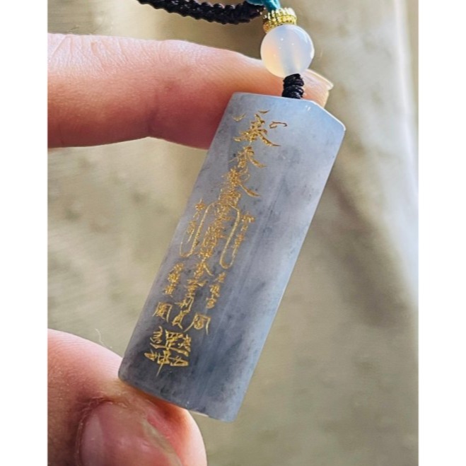 天然A貨緬甸玉 老坑烏雞描金雕工五路財神符翡翠玉墜 全透光冰膠底庄 清晰刻字精緻燙金描畫-細節圖4