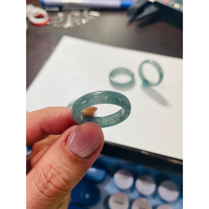 天然A貨翡翠 冰種危藍素面無雕翡翠玉戒 18.2mm 冰種藍水瓜料 晶透色滿 種水色一致 完美戒-細節圖10