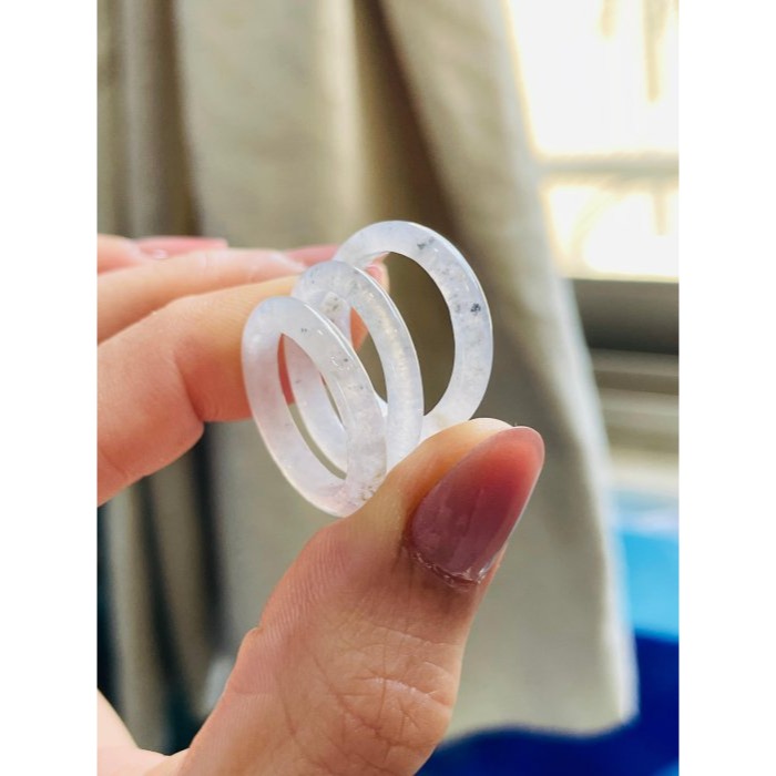 天然A貨緬甸玉 泛光 白冰帶烏雞素面無雕翡翠玉戒/三環戒16.1mm 起光感白冰帶芝麻點-細節圖2