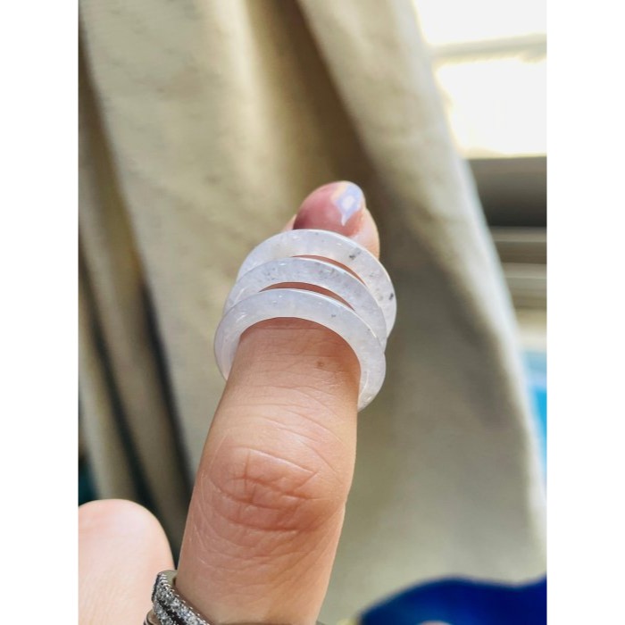 天然A貨緬甸玉 泛光 白冰帶烏雞素面無雕翡翠玉戒/三環戒16.1mm 起光感白冰帶芝麻點-細節圖3