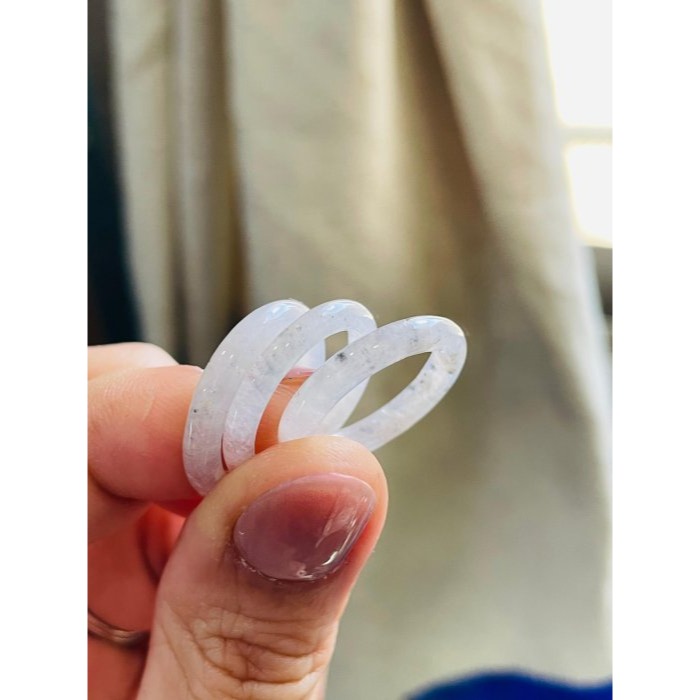 天然A貨緬甸玉 泛光 白冰帶烏雞素面無雕翡翠玉戒/三環戒16.1mm 起光感白冰帶芝麻點-細節圖4
