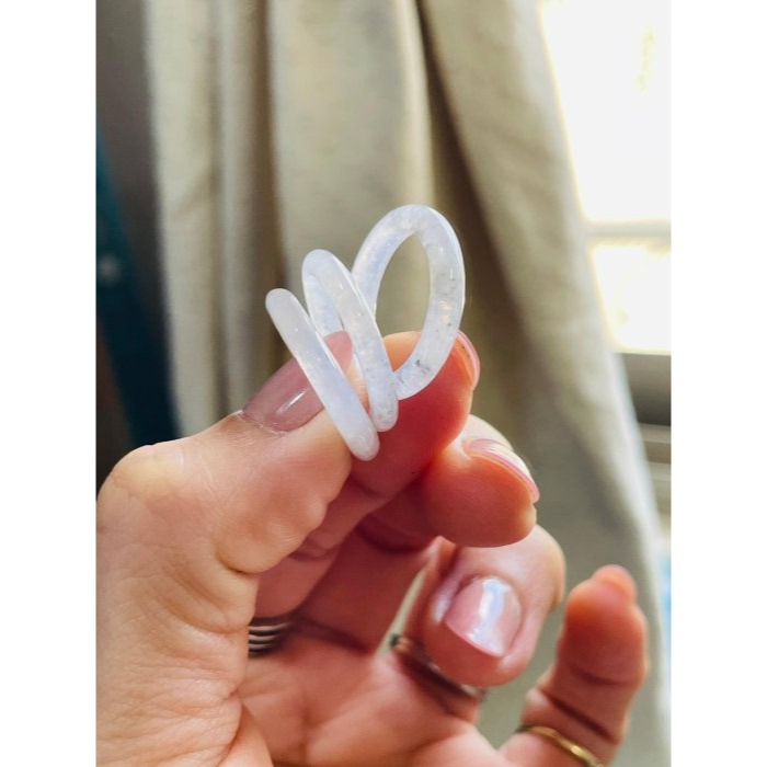 天然A貨緬甸玉 泛光 白冰帶烏雞素面無雕翡翠玉戒/三環戒16.1mm 起光感白冰帶芝麻點-細節圖5