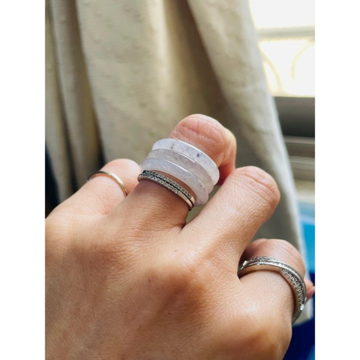 天然A貨緬甸玉 泛光 白冰帶烏雞素面無雕翡翠玉戒/三環戒16.1mm 起光感白冰帶芝麻點-細節圖8