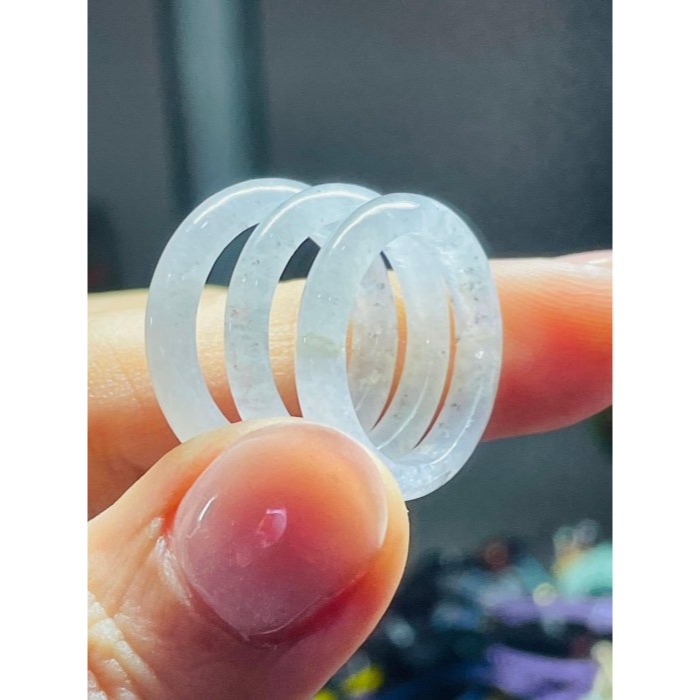 天然A貨緬甸玉 泛光 白冰帶烏雞素面無雕翡翠玉戒/三環戒16.1mm 起光感白冰帶芝麻點-細節圖9