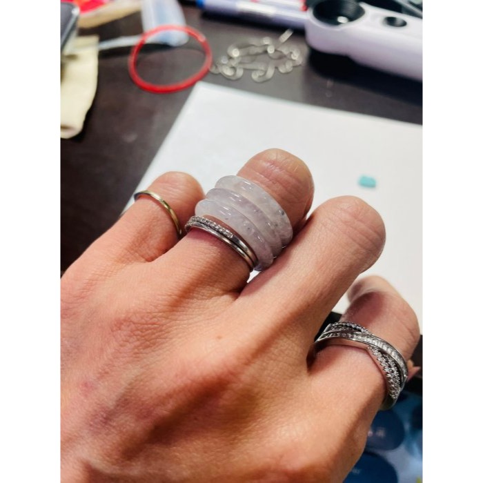 天然A貨緬甸玉 泛光 白冰帶烏雞素面無雕翡翠玉戒/三環戒16.1mm 起光感白冰帶芝麻點-細節圖10
