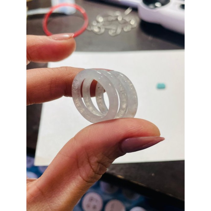 天然A貨緬甸玉 泛光 白冰帶烏雞素面無雕翡翠玉戒/三環戒16.1mm 起光感白冰帶芝麻點-細節圖11