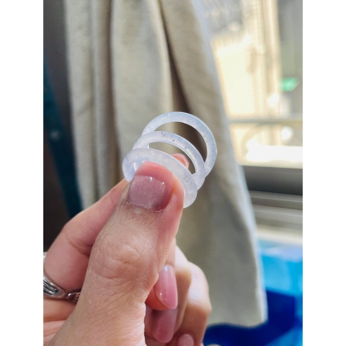 天然A貨緬甸玉 泛光 白冰帶烏雞素面無雕翡翠玉戒/三環戒17.1mm 起光感白冰帶芝麻點-細節圖2