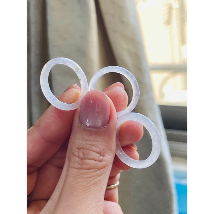 天然A貨緬甸玉 泛光 白冰帶烏雞素面無雕翡翠玉戒/三環戒17.1mm 起光感白冰帶芝麻點-細節圖3