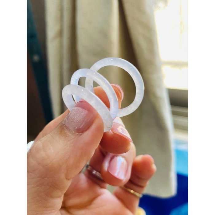 天然A貨緬甸玉 泛光 白冰帶烏雞素面無雕翡翠玉戒/三環戒17.1mm 起光感白冰帶芝麻點-細節圖4