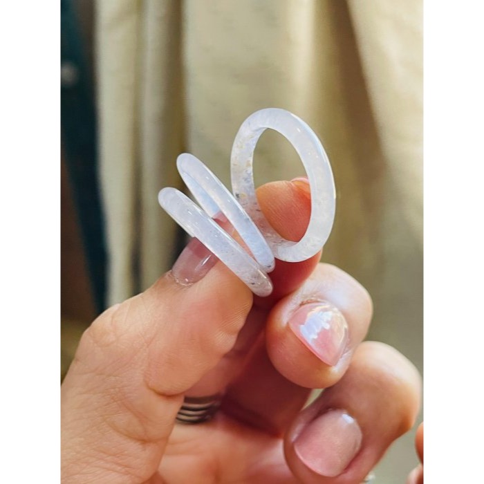 天然A貨緬甸玉 泛光 白冰帶烏雞素面無雕翡翠玉戒/三環戒17.1mm 起光感白冰帶芝麻點-細節圖5