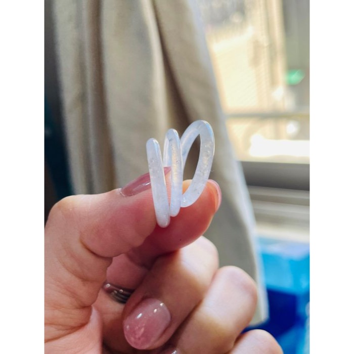 天然A貨緬甸玉 泛光 白冰帶烏雞素面無雕翡翠玉戒/三環戒17.1mm 起光感白冰帶芝麻點-細節圖6