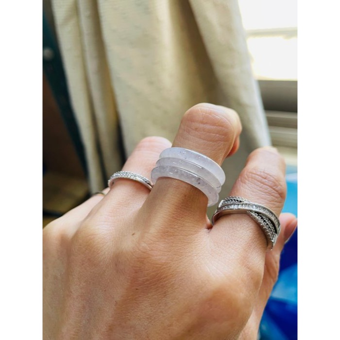 天然A貨緬甸玉 泛光 白冰帶烏雞素面無雕翡翠玉戒/三環戒17.1mm 起光感白冰帶芝麻點-細節圖8