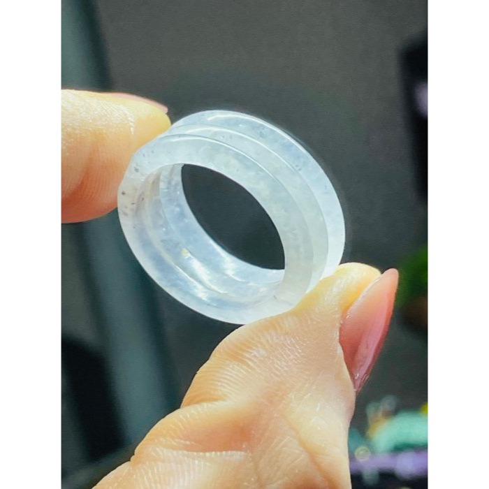 天然A貨緬甸玉 泛光 白冰帶烏雞素面無雕翡翠玉戒/三環戒17.1mm 起光感白冰帶芝麻點-細節圖9