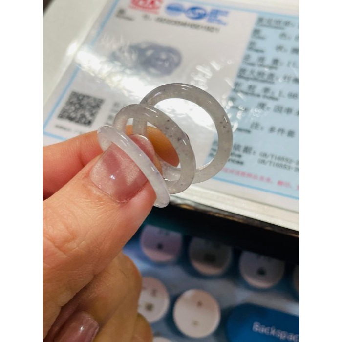 天然A貨緬甸玉 泛光 白冰帶烏雞素面無雕翡翠玉戒/三環戒17.1mm 起光感白冰帶芝麻點-細節圖10