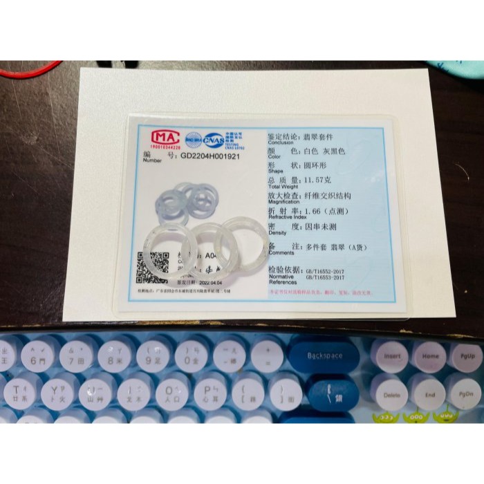 天然A貨緬甸玉 泛光 白冰帶烏雞素面無雕翡翠玉戒/三環戒17.1mm 起光感白冰帶芝麻點-細節圖11