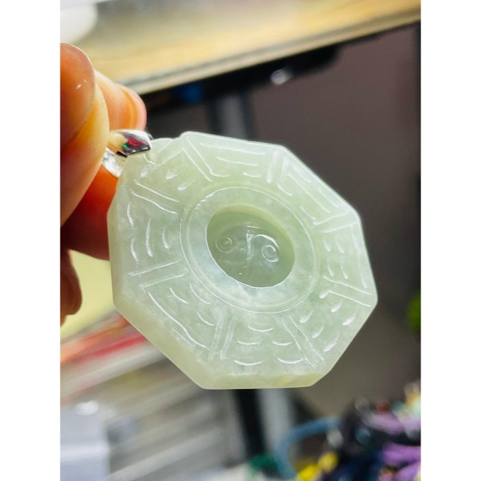 天然A貨緬甸玉 冰晴綠太極八卦翡翠玉墜 起冰滿晴綠底色 色滿勻稱種色一致透手影-細節圖8