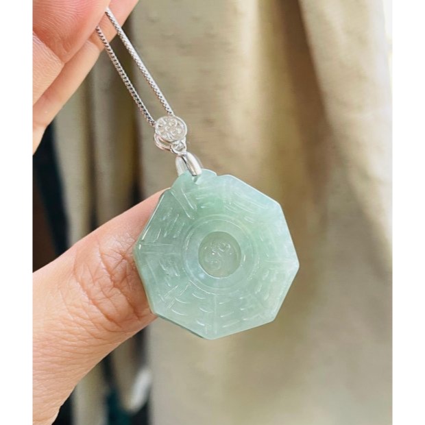 天然A貨緬甸玉 冰青綠太極八卦翡翠玉墜 冰種滿綠底色 色純乾淨勻稱 大小輕巧 上身妥妥綠-細節圖2