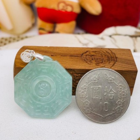 天然A貨緬甸玉 冰青綠太極八卦翡翠玉墜 冰種滿綠底色 色純乾淨勻稱 大小輕巧 上身妥妥綠-細節圖3
