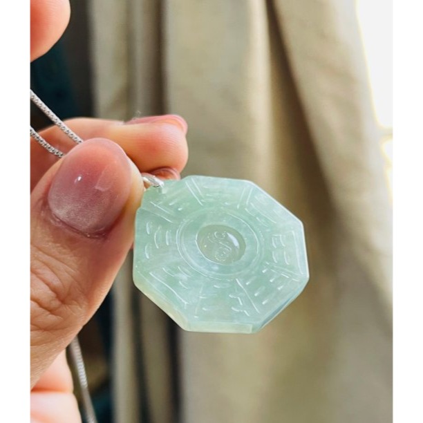 天然A貨緬甸玉 冰青綠太極八卦翡翠玉墜 冰種滿綠底色 色純乾淨勻稱 大小輕巧 上身妥妥綠-細節圖4