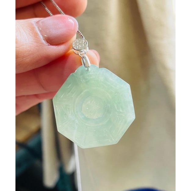 天然A貨緬甸玉 冰青綠太極八卦翡翠玉墜 冰種滿綠底色 色純乾淨勻稱 大小輕巧 上身妥妥綠-細節圖5