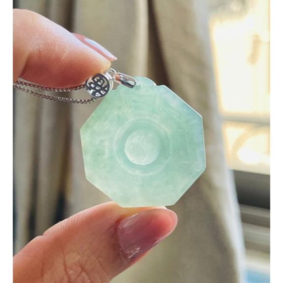 天然A貨緬甸玉 冰青綠太極八卦翡翠玉墜 冰種滿綠底色 色純乾淨勻稱 大小輕巧 上身妥妥綠-細節圖7