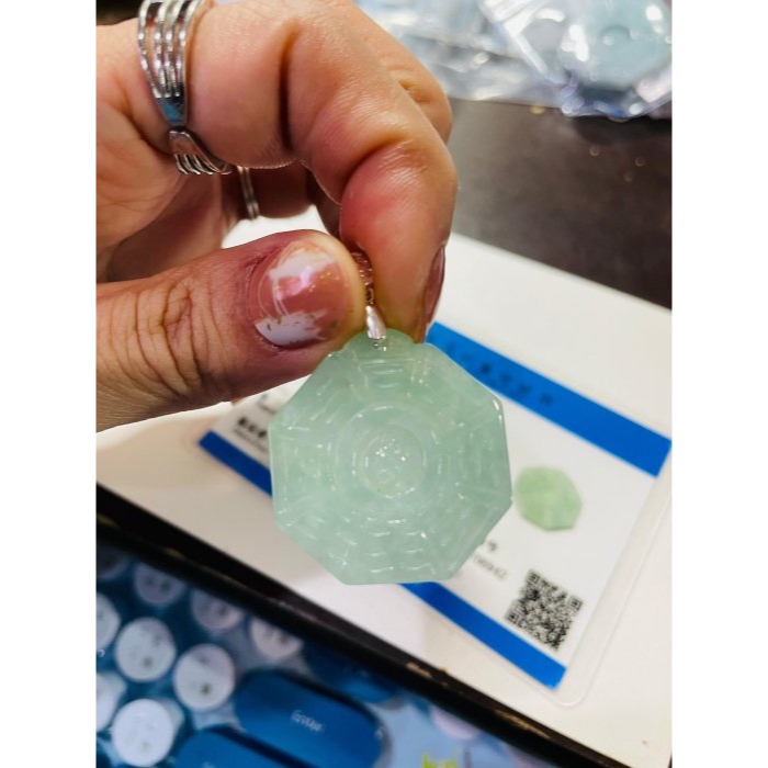 天然A貨緬甸玉 冰青綠太極八卦翡翠玉墜 冰種滿綠底色 色純乾淨勻稱 大小輕巧 上身妥妥綠-細節圖9