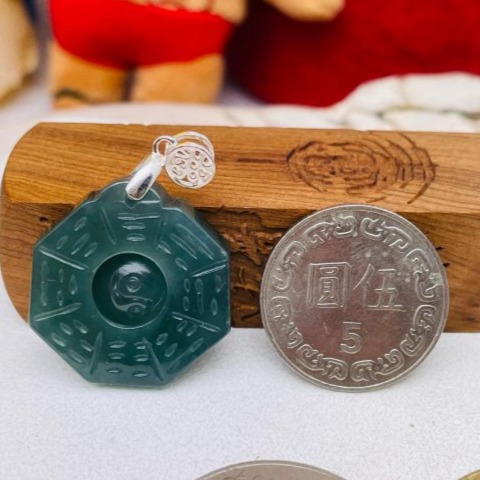 天然A貨緬甸玉 冰油青太極小八卦翡翠玉墜 冰種全透光好水頭 勻稱過底滿色一抹藍花點綴 小巧易配戴-細節圖3