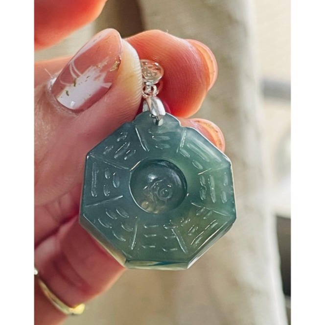 天然A貨緬甸玉 冰油青太極小八卦翡翠玉墜 冰種全透光好水頭 勻稱過底滿色一抹藍花點綴 小巧易配戴-細節圖4