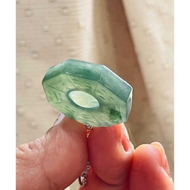 天然A貨緬甸玉 冰油青太極小八卦翡翠玉墜 冰種全透光好水頭 勻稱過底滿色一抹藍花點綴 小巧易配戴-細節圖5