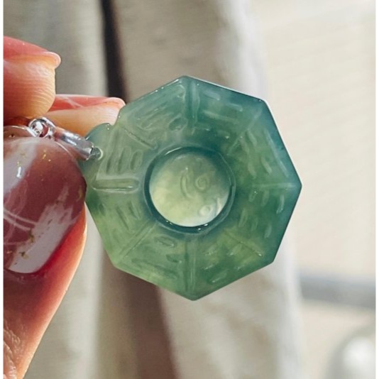 天然A貨緬甸玉 冰油青太極小八卦翡翠玉墜 冰種全透光好水頭 勻稱過底滿色一抹藍花點綴 小巧易配戴-細節圖7