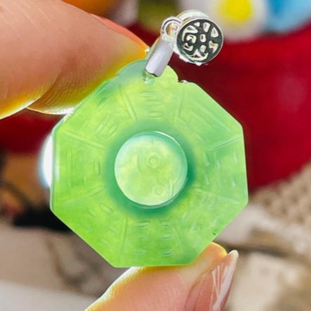 天然A貨緬甸玉 冰油青太極小八卦翡翠玉墜 冰種全透光好水頭 勻稱過底滿色一抹藍花點綴 小巧易配戴-細節圖9