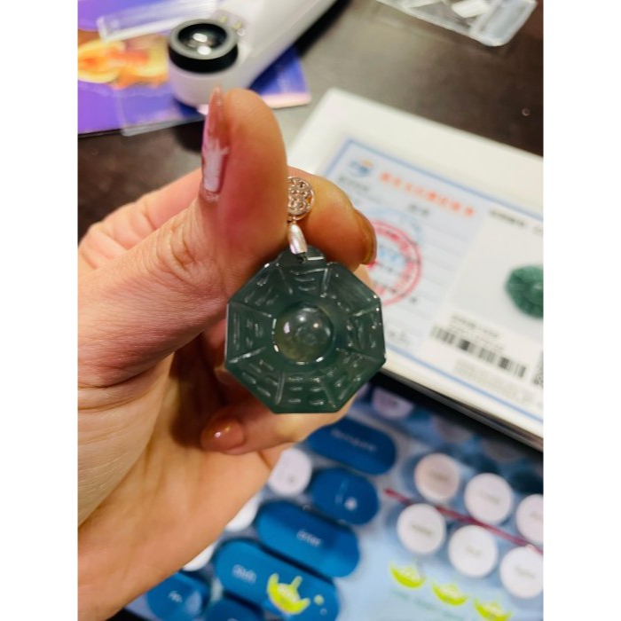 天然A貨緬甸玉 冰油青太極小八卦翡翠玉墜 冰種全透光好水頭 勻稱過底滿色一抹藍花點綴 小巧易配戴-細節圖10