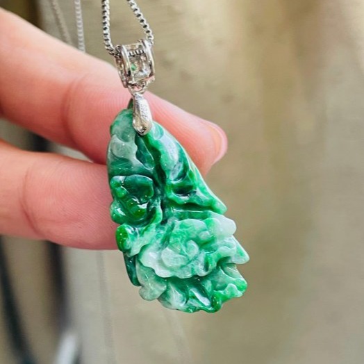 天然A貨翡翠 辣綠老花青遇百財/玉白菜翡翠玉墜 透光綠辣 色純過底綠多黑少 油潤有光澤-細節圖2