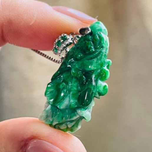 天然A貨翡翠 辣綠老花青遇百財/玉白菜翡翠玉墜 透光綠辣 色純過底綠多黑少 油潤有光澤-細節圖4