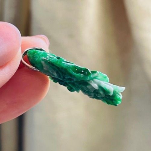 天然A貨翡翠 辣綠老花青遇百財/玉白菜翡翠玉墜 透光綠辣 色純過底綠多黑少 油潤有光澤-細節圖5