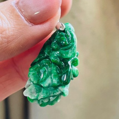 天然A貨翡翠 辣綠老花青遇百財/玉白菜翡翠玉墜 透光綠辣 色純過底綠多黑少 油潤有光澤-細節圖6