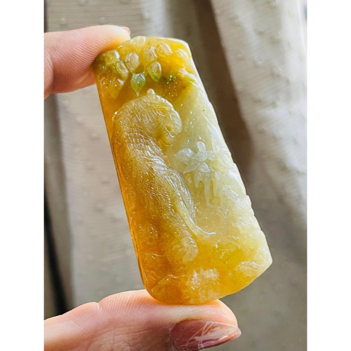 天然A貨緬甸玉 老坑黃俏綠虎踞財山翡翠虎牌 冰透手影老熟油黃過渡梨黃雙彩 一抹亮綠增彩 牌型漂亮易配戴-細節圖2