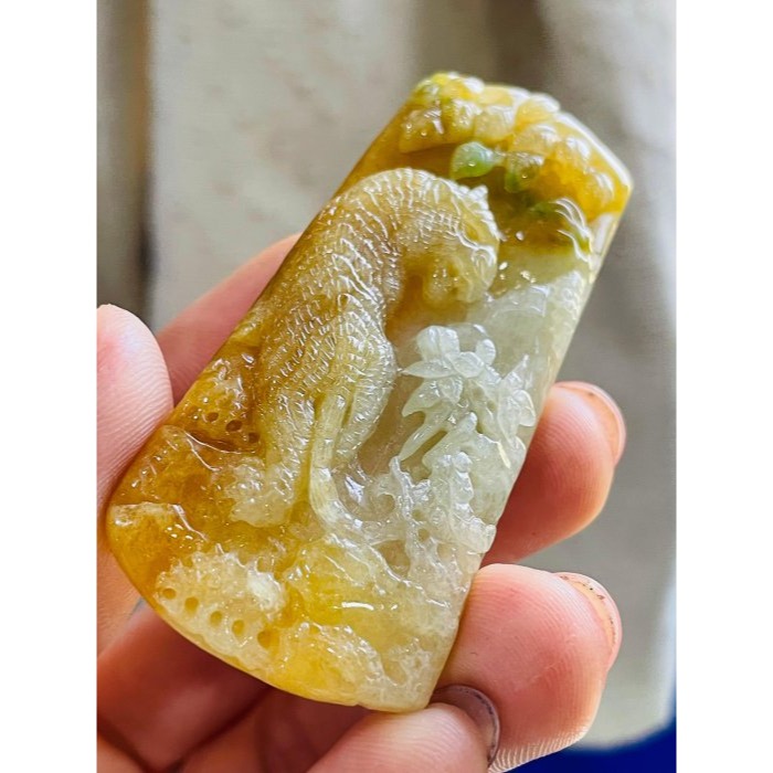 天然A貨緬甸玉 老坑黃俏綠虎踞財山翡翠虎牌 冰透手影老熟油黃過渡梨黃雙彩 一抹亮綠增彩 牌型漂亮易配戴-細節圖4