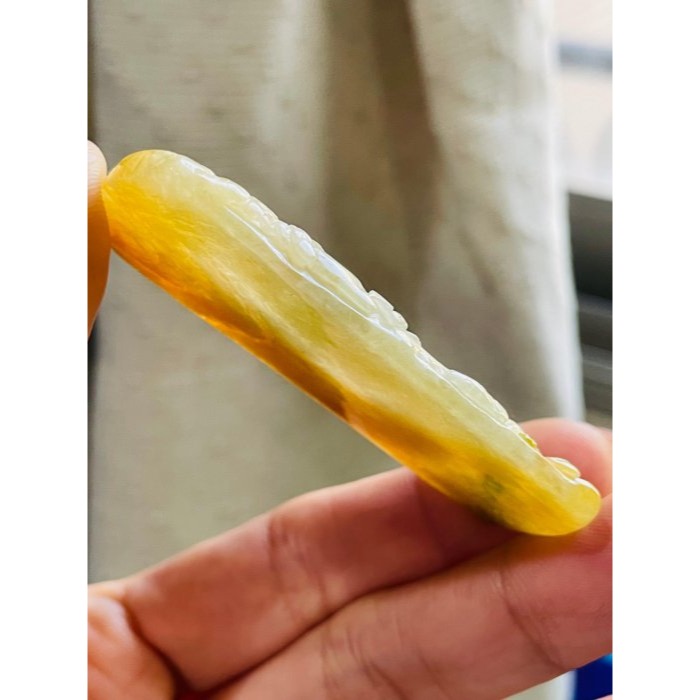天然A貨緬甸玉 老坑黃俏綠虎踞財山翡翠虎牌 冰透手影老熟油黃過渡梨黃雙彩 一抹亮綠增彩 牌型漂亮易配戴-細節圖5