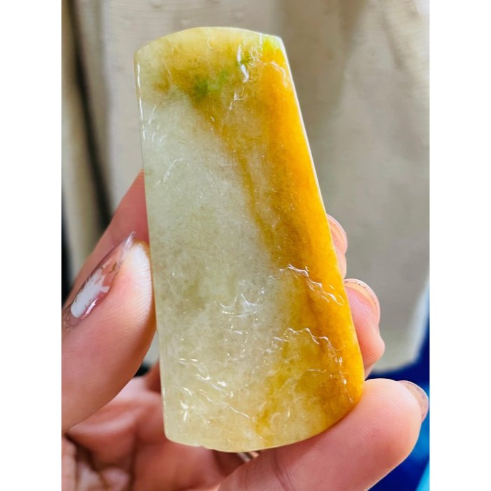 天然A貨緬甸玉 老坑黃俏綠虎踞財山翡翠虎牌 冰透手影老熟油黃過渡梨黃雙彩 一抹亮綠增彩 牌型漂亮易配戴-細節圖6