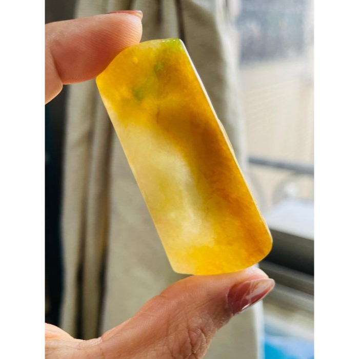 天然A貨緬甸玉 老坑黃俏綠虎踞財山翡翠虎牌 冰透手影老熟油黃過渡梨黃雙彩 一抹亮綠增彩 牌型漂亮易配戴-細節圖7