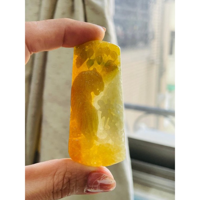 天然A貨緬甸玉 老坑黃俏綠虎踞財山翡翠虎牌 冰透手影老熟油黃過渡梨黃雙彩 一抹亮綠增彩 牌型漂亮易配戴-細節圖8